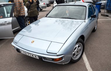 Porsche 924 modeli aerodinamik kama şekliyle tanımlanır. Cömert bagaj alanına erişimi olan açılır pencereli farlar ve büyük cam hatchback içerir.