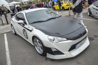 Beyaz ve siyah Toyota GT86 ön motoru, arkadan çekişli düzeni ile bilinen Subaru ile geliştirilmiş, dengeli ve dinamik bir sürüş deneyimi sağlamaktadır.