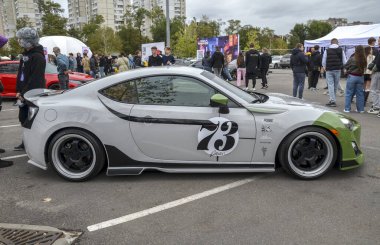 Beyaz ve siyah Toyota GT86 ön motoru, arkadan çekişli düzeni ile bilinen Subaru ile geliştirilmiş, dengeli ve dinamik bir sürüş deneyimi sağlamaktadır.