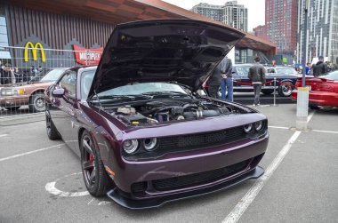 Dodge Challenger klasik kaslı araba esinlenilmiş tasarımı ve ham performansı ile modern Amerikan otomotiv kültürünün bir simgesi haline gelir.