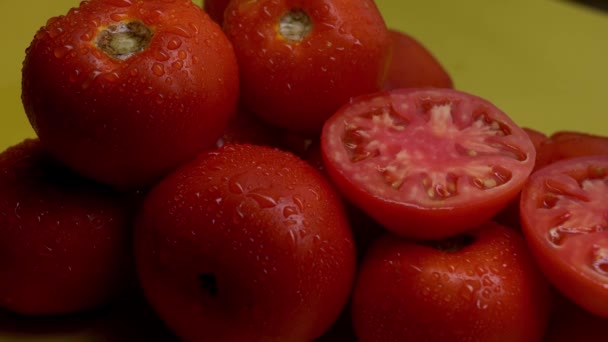 Groep Van Zeer Voedzame Fris Ogende Rode Tomaten Bestrooid Met — Stockvideo