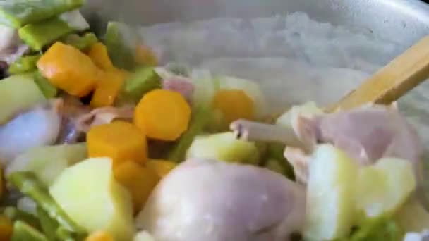 Grädda Expresspannan Kikärtsgryta Med Nötkött Grönsaker Kyckling Och Potatis Mycket — Stockvideo