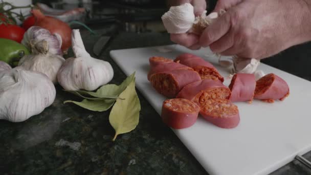 Der Mann Der Heimischen Küche Schneidet Chorizo Knoblauch Zwiebeln Für — Stockvideo