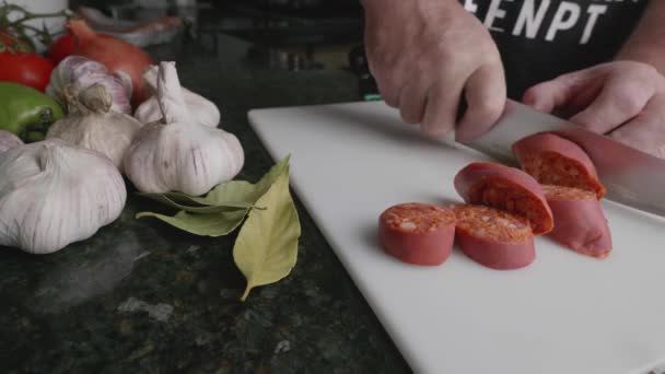 Der Mann Der Heimischen Küche Schneidet Chorizo Knoblauch Zwiebeln Für — Stockvideo