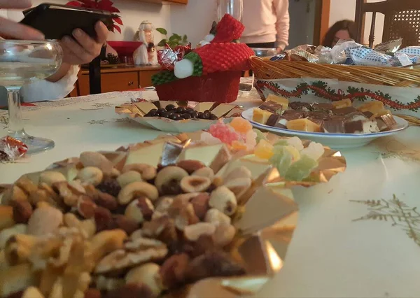 Christmas Table Meet Whole Family Eat Delicious Dishes Happy Happy — Stock Photo, Image