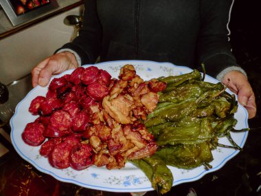 Sağlıklı ve sağlıklı yemek için bir tabak Chorizo, pastırma ve yeşil biber..