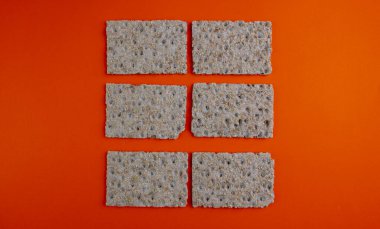 Çeşitli arka planlarda vejetaryen sağlıklı ekmek dilimleri, turuncu ve pembe ve metin için alanlar. Sağlıklı ve dengeli bir diyet için ideal.