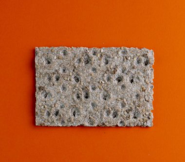 Çeşitli arka planlarda vejetaryen sağlıklı ekmek dilimleri, turuncu ve pembe ve metin için alanlar. Sağlıklı ve dengeli bir diyet için ideal.