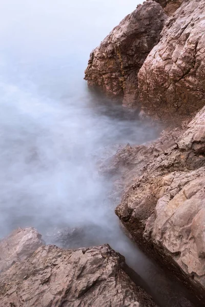 Kayalar ve dalgalar pürüzsüz ve yumuşak