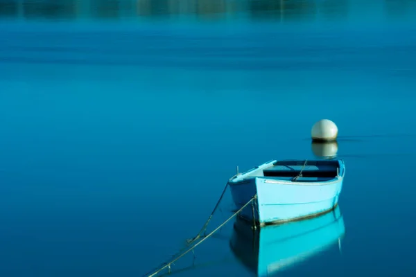 青い背景の漁船 — ストック写真