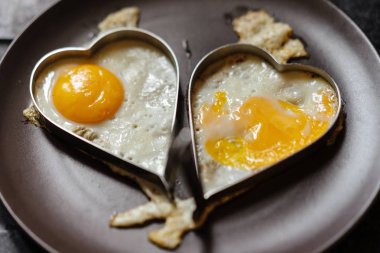 Kalplerinde omlet. Aşk teması