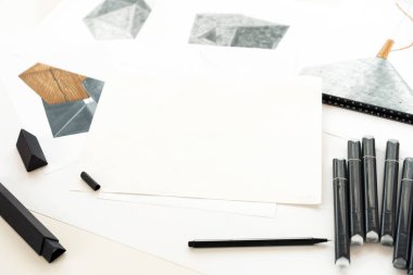 Çizim ve işaretçiler masada. Metin için Yerleştir