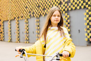 Sarı bir kazak ve sarı ceket uzun saçlı sarışın kız