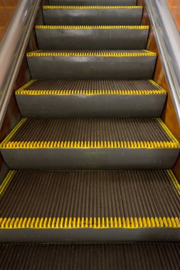 Metroda sarı uyarı çizgili eski kirli yürüyen merdiven 