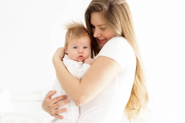 Madre e hijo recién nacido en sus brazos. El concepto de nueva vida, amor e impotencia —  Fotos de Stock