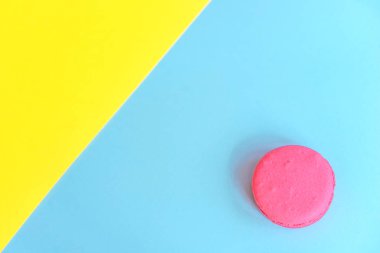 Sarı arka planda pembe macaroons. Sınıflandırma ve büyüme kavramları