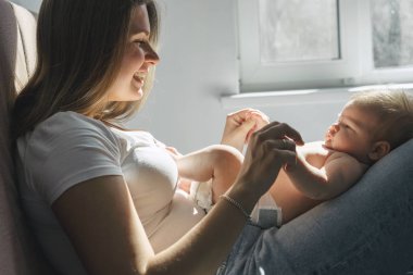 Güzel sarışın uzun zamandır kulak misafiri olan anne ve yeni doğan oğlu bacaklarında 