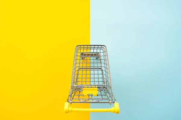 Toy kosár termékek egy két színű, sárga-kék háttér. Szöveghely. — Stock Fotó