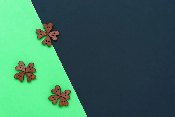 Coeur de boutons en forme de feuilles de trèfle pour la fête de saint Patrick . — Photo
