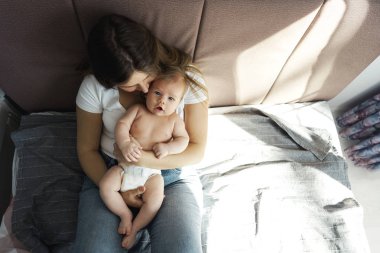 Yeni doğan oğluyla birlikte anne yatakta yatıyordu.