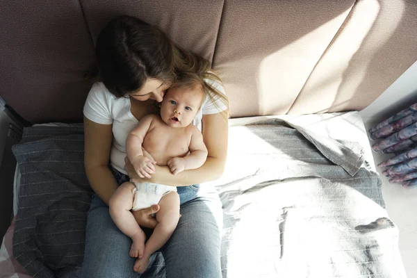 Mère avec son fils nouveau-né couché sur le lit — Photo