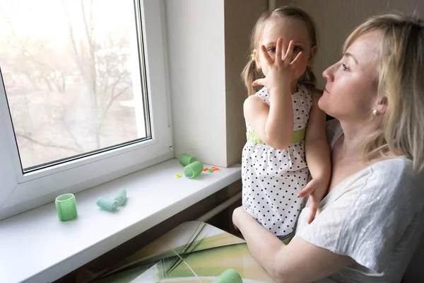 Mamma e figlia seduti alla finestra — Foto Stock
