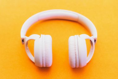  Sarı arka planda açık pembe moda kulaklıklar