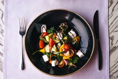 Restoranda iştah açıcı çanak, bir leylak masa örtüsü ile masada hizmet.