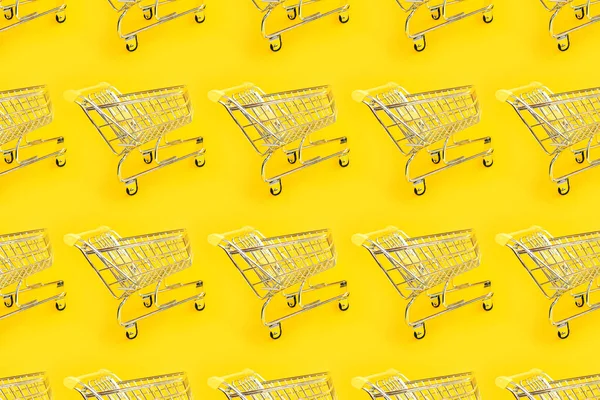 Carrinho de compras em um fundo amarelo. Design moderno da moda para qualquer finalidade — Fotografia de Stock