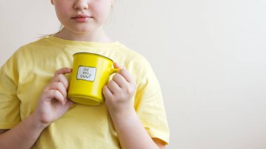 Elinde sarı bir yüzük olan bir kız.