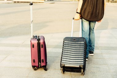 İki bavulu ve gitarı olan bir çocuk. Seyahat ve Tatil Konsepti