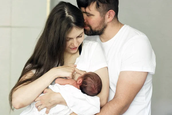 Padre y madre con un hijo recién nacido. Nueva familia joven multigeneración —  Fotos de Stock