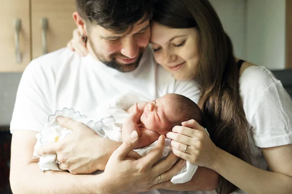 Padre e madre con un figlio appena nato. Nuova giovane famiglia multi-generazione — Foto Stock