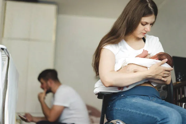 Una madre con un bebé recién nacido en sus brazos lo está amamantando —  Fotos de Stock