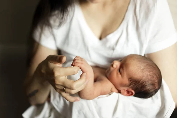 Pequeña mano de un recién nacido en una gran mano de madre . —  Fotos de Stock