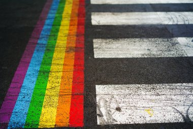 Paris'te yaya geçidi ve gökkuşağı bayrağı yol işaretleme