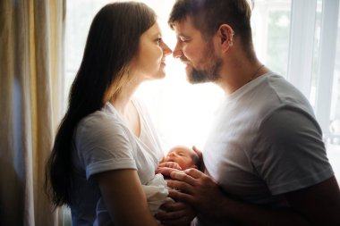 Yeni doğmuş bir oğlu olan anne ve baba. Yeni çok nesilli genç aile