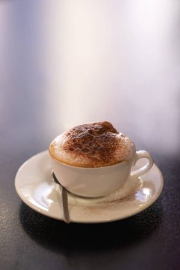Büyük köpük ve tarçın ile iştah açıcı fransız kapuçino 
