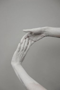 İki el arka planda birleşir. Sanat kavramı.