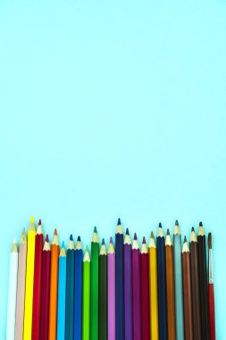 Suluboya renkli kalemler 24 adet ve çizim için bir fırça seti