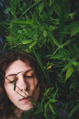 Güzel genç kıvırcık saçlı kızıl saçlı kız. Yakın çekim portre.