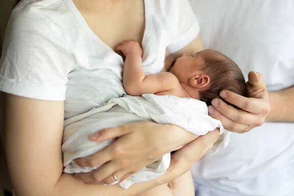 Padre y madre con un hijo recién nacido. Nueva familia joven multigeneración —  Fotos de Stock