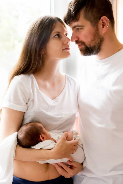 Padre y madre con un hijo recién nacido. Nueva familia joven multigeneración —  Fotos de Stock