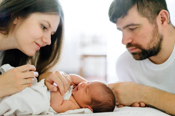 Père et mère avec un nouveau-né. Nouvelle jeune famille multi-génération — Photo