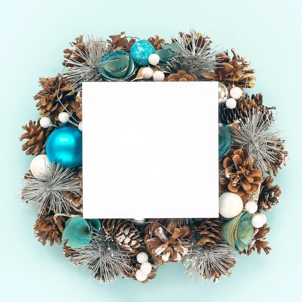 圣诞装饰品、球和圆锥形的创意花环，带有纸卡便笺. — 图库照片