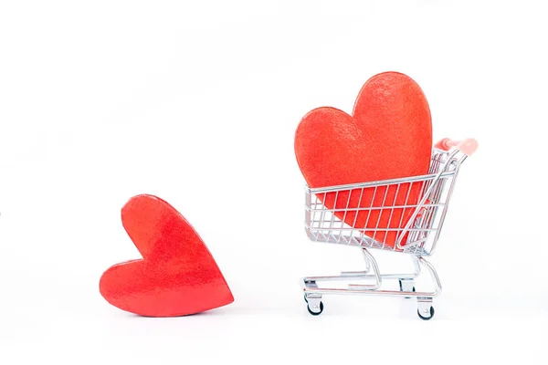 Piros szív alakú Ajándékdobozok a bevásárlókosárban fehér alapon. — Stock Fotó