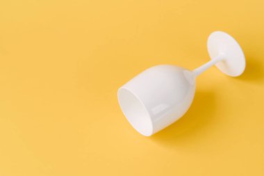 Sarı arka planda yaratıcı şenlikli beyaz cam. 