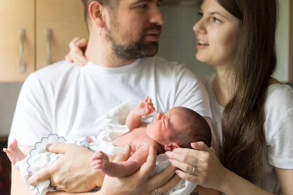 Padre, madre e hijo recién nacido están en casa en la cocina . —  Fotos de Stock