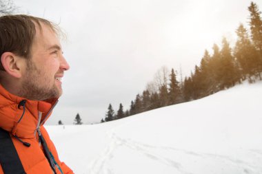 genç bir adam portresi kış