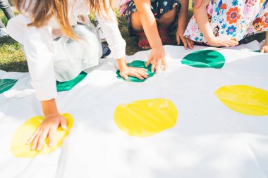 boya ile genç kadınların grup görünümü